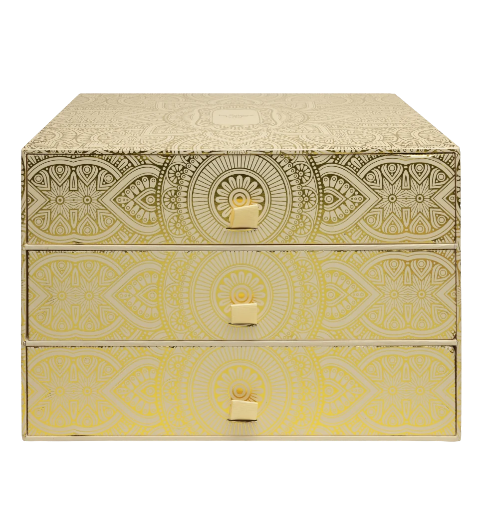 Coffret à trois tiroirs La Sultane de Saba, orné de motifs dorés.
