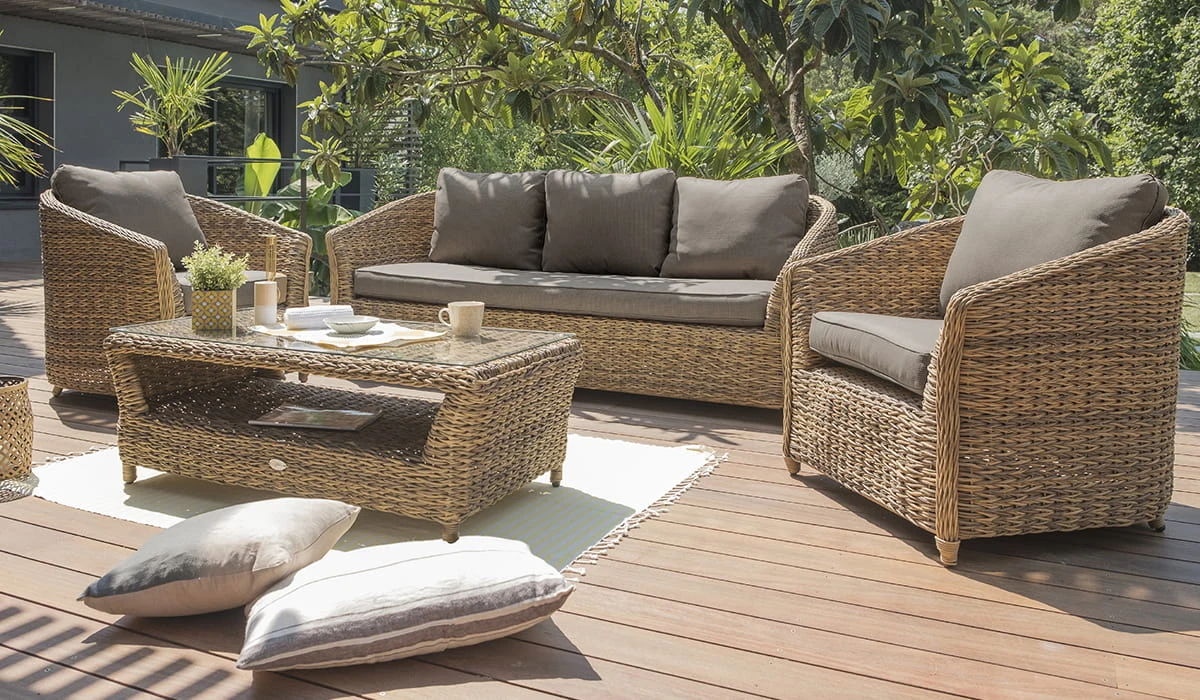 Quelles sont les précautions à prendre pour protéger le salon de jardin en résine tressée et en acier contre les éléments ?